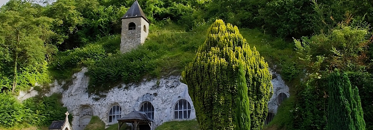 façade de l’église troglodyte de Haute-Isle creusée dans la roche blanche